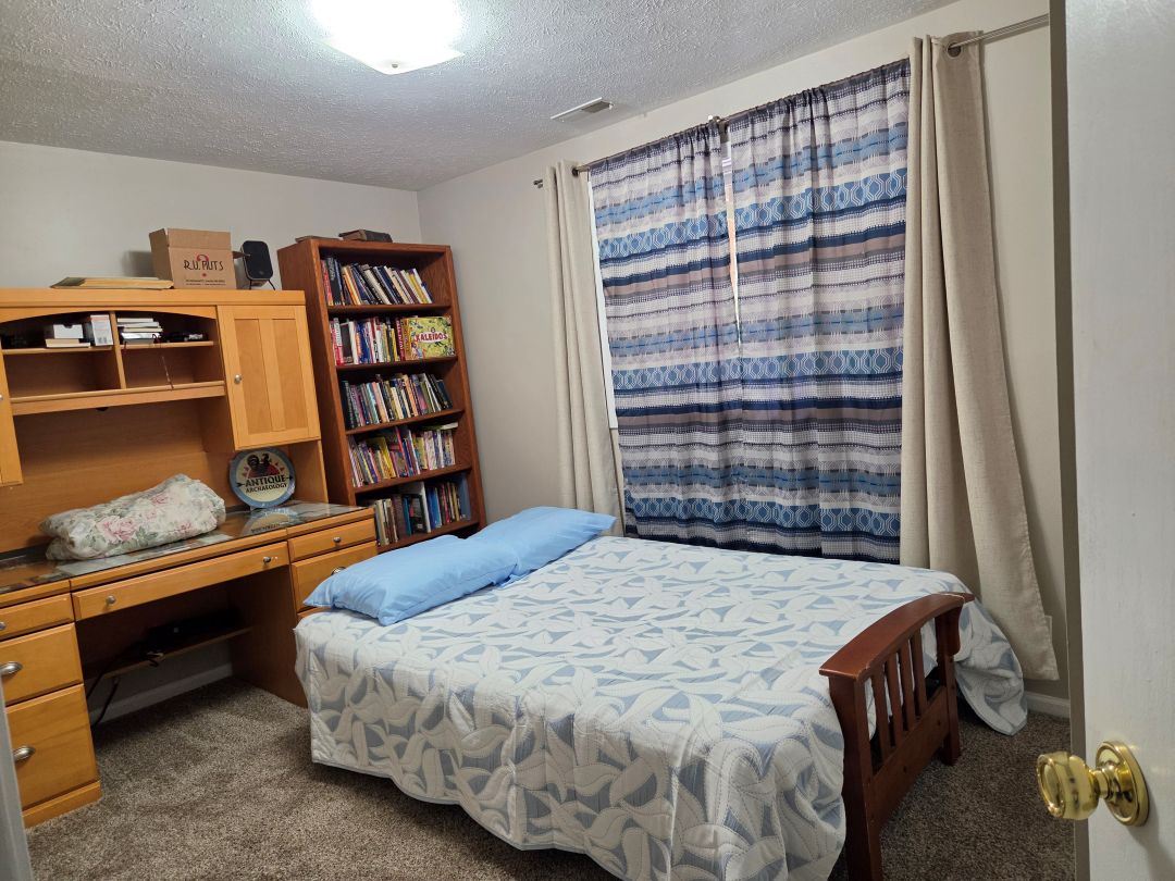 Lincoln, NE Roomy Home