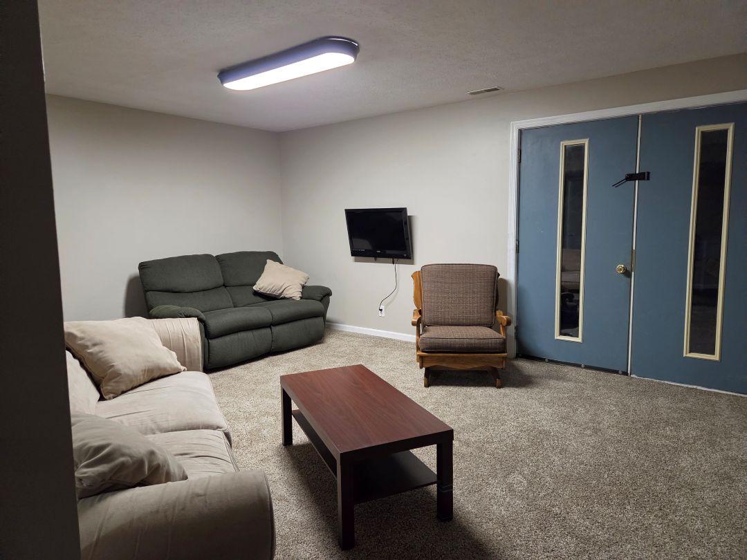 Lincoln, NE Roomy Home