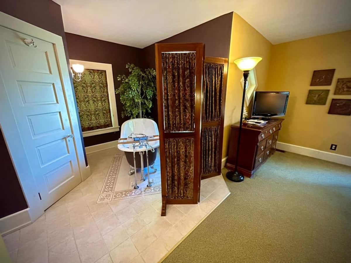 Wooster, OH Individual King Room